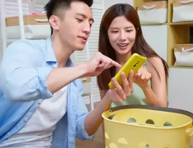 Couple Creating A Curbside Account 600X600