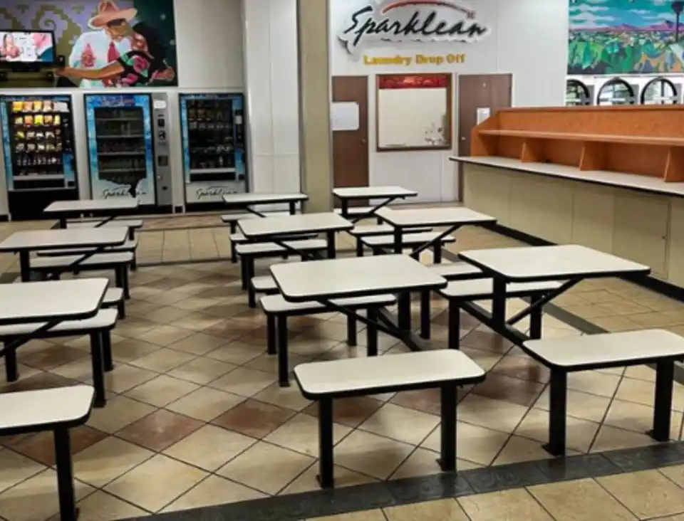 6 Waiting Area And Vending Machines