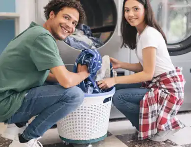Couple Doing Laundry At Laundromat 600X600